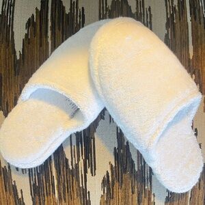 Parachute unisex Cozy White Slippers
Never worn *** size L